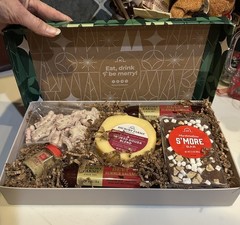 HICKORY FARMS GIFT SET SUMMER SAUSAGE SMOKED GOUDA BELGIAN ALE MUSTARD PRETZELS