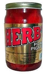 Patas De Cerdo En Escabeche De Herb’s, Envase De 16 Onzas Con Un Cuarto De Galon