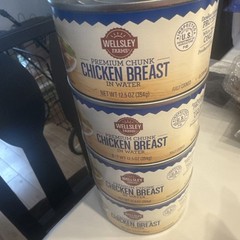 4 CANS Wellsley Farms Premium Chunk Chicken Breast in Water.