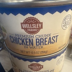 4 CANS Wellsley Farms Premium Chunk Chicken Breast in Water.