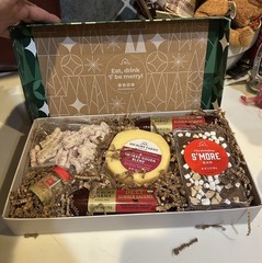 HICKORY FARMS GIFT SET SUMMER SAUSAGE SMOKED GOUDA BELGIAN ALE MUSTARD PRETZELS