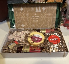HICKORY FARMS GIFT SET SUMMER SAUSAGE SMOKED GOUDA BELGIAN ALE MUSTARD PRETZELS